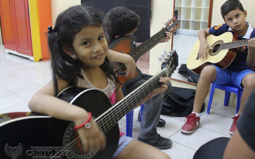 Futuros pequeños genios guitarristas.