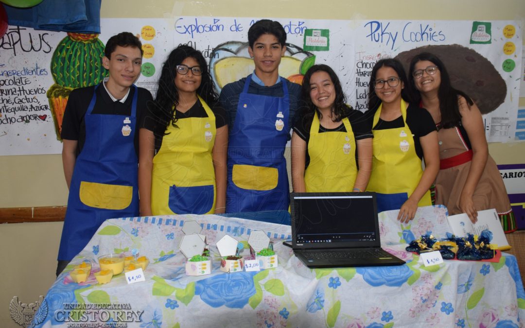 Estudiantes producen comerciales audivisuales de productos.