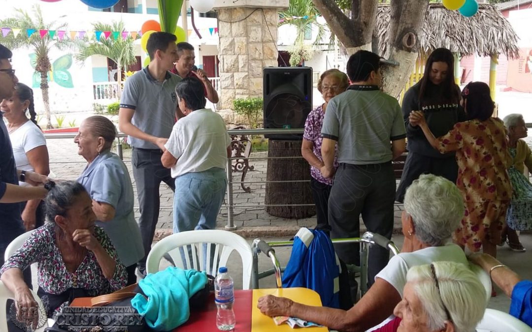 Estudiantes participan en casa abierta de adultos mayores