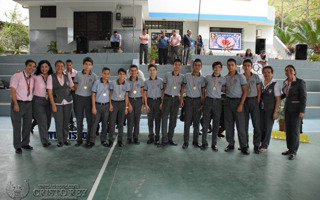 Entrega de medallas a los estudiantes de Básica Superior