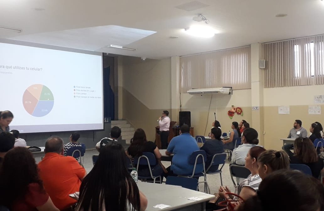 Se realizó Taller para Familias de octavo EGB