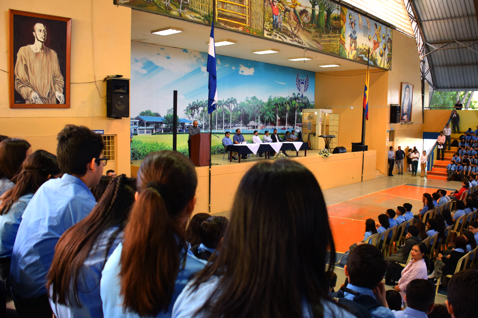 ¡Bienvenidos a clases queridos estudiantes!